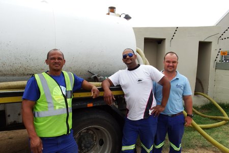Mens kan dink dit is nie ‘n gepaste foto nie. Waarom nie? Die foto is op Kersdag geneem en is ‘n toonbeeld van Gansbaai Munisipale Administrasie se verbintenis (commitment) tot goeie en getroue dienslewering - ook op Kersdag. Daar is “gewoonweg” voortgegaan met die leeg maak van riooltenke, asook vullisverwydering. Vlnr op die foto is Samuel Willemse, Marquan Dreyer en Theuns Otto besig om in Franskraal ‘n riooltenk leeg te pomp.